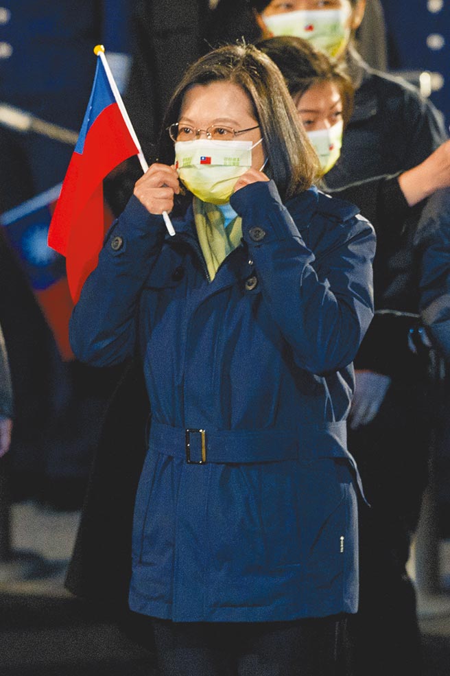 中华民国110年元旦总统府升旗典礼1日举行，蔡英文总统亲自出席，并配戴印有「2021台湾有你」字样的口罩。（杜宜谙摄）