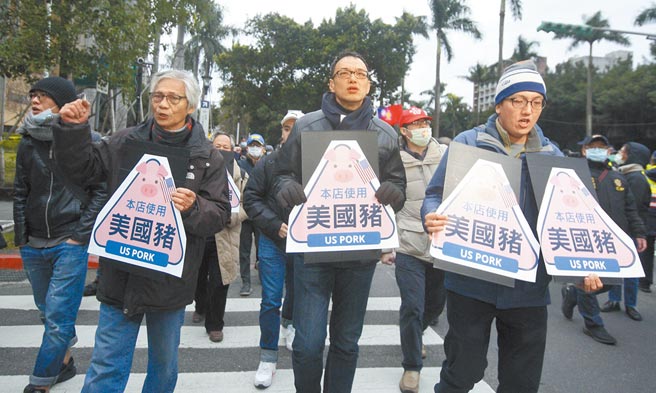 民间反瘦肉精毒猪联盟1日举办元旦升旗活动，成员随后走向立法院，准备将反莱猪标志贴在大门口。（张铠乙摄）