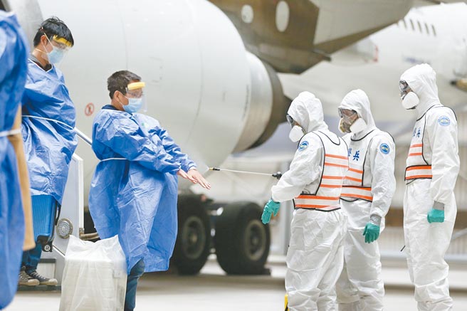 蔡政府執政近5年，海基會接收大陸海協會函文數至今仍掛零。去年初的武漢包機，則是由兩岸民航主管部門的「民航小兩會」協商。圖為去年3月11日武漢包機抵台。（軍聞社）