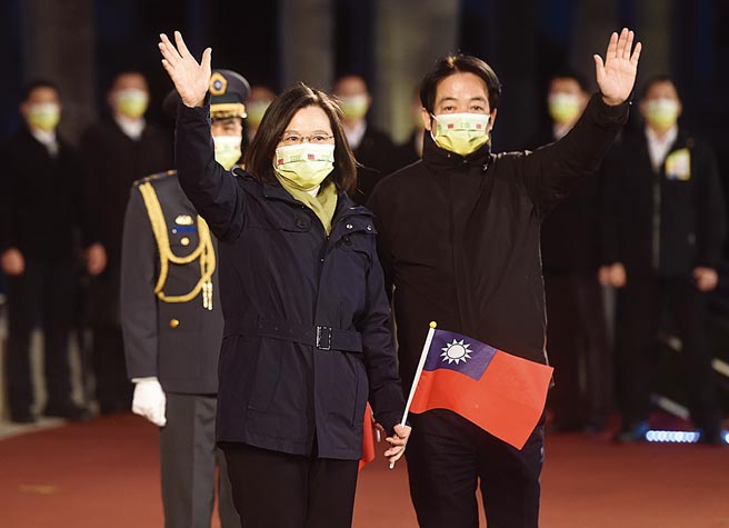 蔡英文总统在元旦新年谈话提到，待疫情有效控制后，期盼两岸逐步恢復正常有序的交流。图为元旦总统府升旗典礼，蔡英文总统（左）、副总统赖清德（右）向民眾挥手致意。（杜宜谙摄）