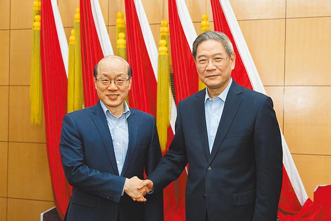 大陆国台办主任刘结一（左）与海协会长张志军（右）1日皆发表新年贺词。图为二人2018年3月交接时的合照。（本报资料照片）