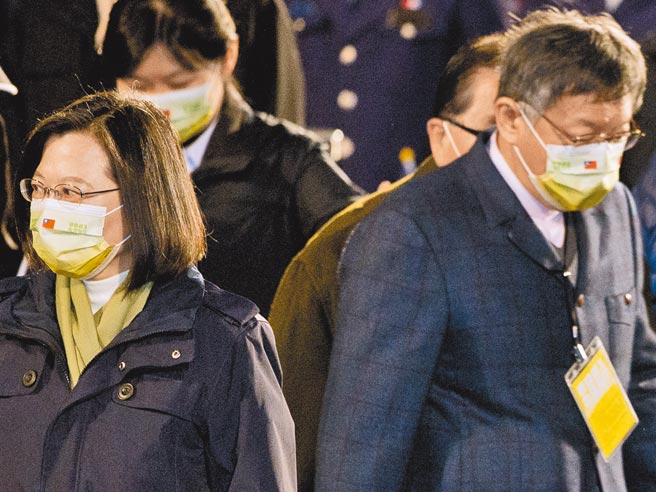 中华民国110年元旦总统府升旗典礼1日举行，蔡英文总统（左）、台北市长柯文哲（右）一同出席，两人整场毫无互动。（杜宜谙摄）