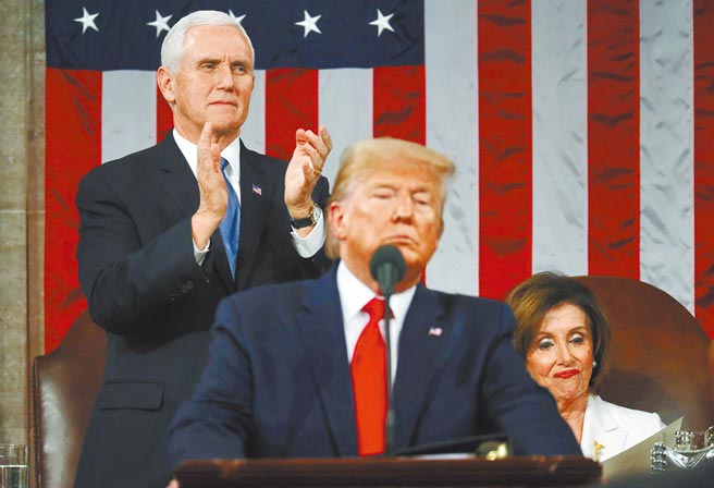 美国总统川普（前）。（美联社）