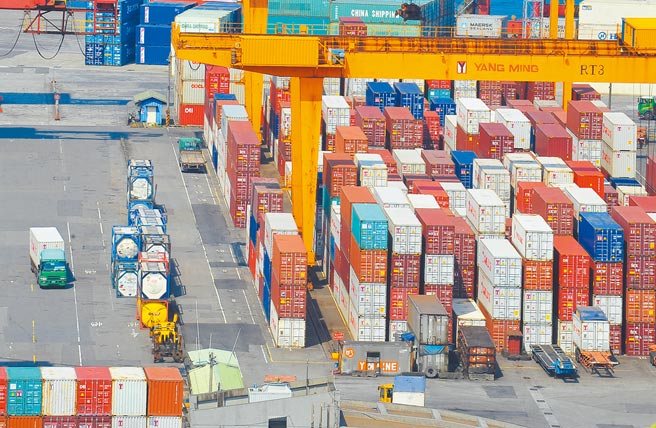 貨櫃車進出基隆港貨櫃碼頭。（本報資料照片）