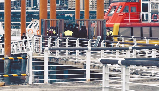 大學生租遊艇開趴，卻發生落水意外。（陳鴻偉翻攝）