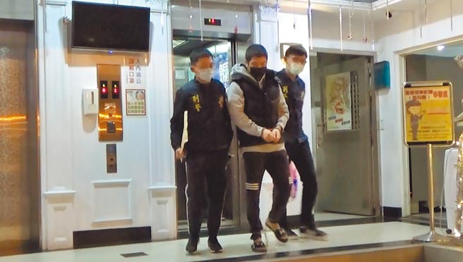 黃姓製毒通緝犯(中)逃亡7年落網。(翻攝照片／林郁平台北傳真)