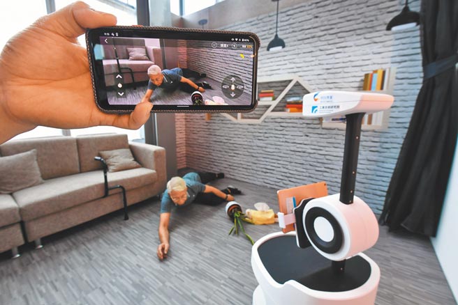 工研院研發PECOLA樂齡陪伴機器人，透過AI偵測到長者異常或跌倒，可主動撥號給子女視訊了解狀況。（工研院提供）