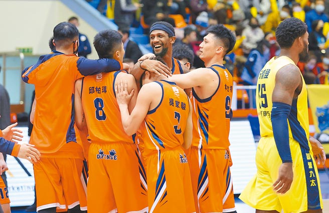 璞園賽後抱在一起慶祝本季首勝到手，九太洋將布蘭登只能黯然走開。（中華籃協提供）