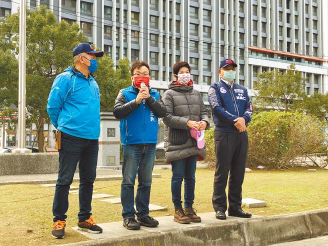 立法委員鄭正鈐(左二)對民進黨政府強力進口萊豬感到不滿，呼籲民眾踴躍參加反萊豬連署與公投。（鄭正鈐提供／邱立雅竹市傳真）