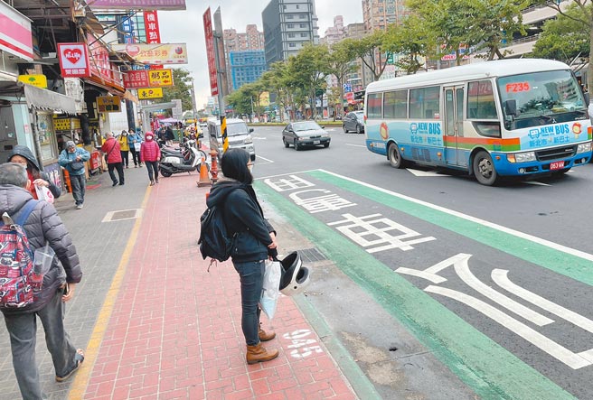林口長庚附近候車亭公車格違停嚴重，桃園市交通局設置QRcode檢舉，有效降低違停比例。（交通局提供／賴佑維桃園傳真）