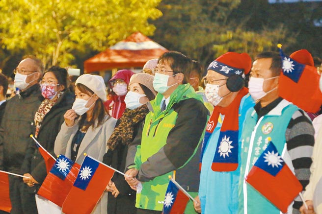 台南市長黃偉哲（右三）1日清晨連趕2場升旗典禮，對南市居家檢疫者在跨年當日趴趴走一事，直言讓人深惡痛絕。（台南市政府提供／莊曜聰台南傳真）