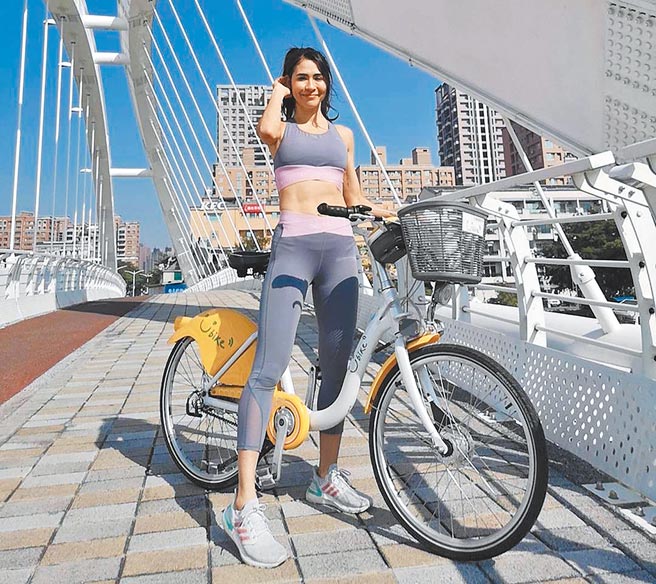 高市交通局邀请马拉松女神雷理莎担任YouBike2.0代言人。（高市交通局提供／袁庭尧高雄传真）