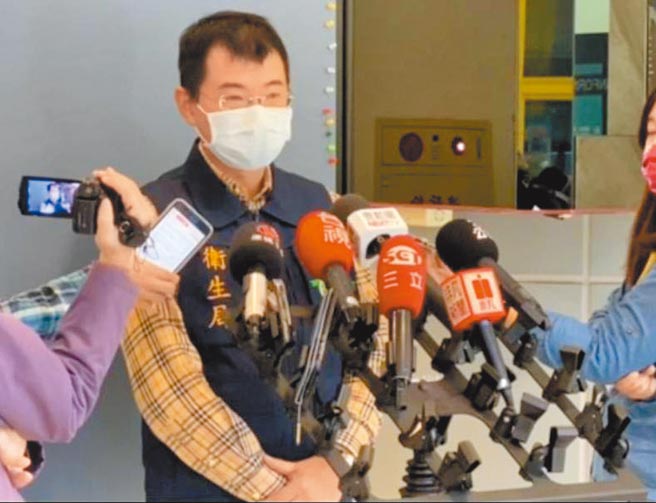 高市卫生局简任技正潘照颖表示，27岁男子自香港入境后在高雄租屋处居家检疫，但跨年夜却外出前往台南访母被逮获，卫生局依法开罚20万元并移至集中检疫所隔离。（刘宥廷摄）