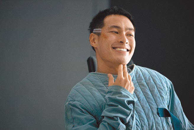 楊祐寧在新片飾演人格分裂一角，露出詭異笑容。（牽猴子提供）