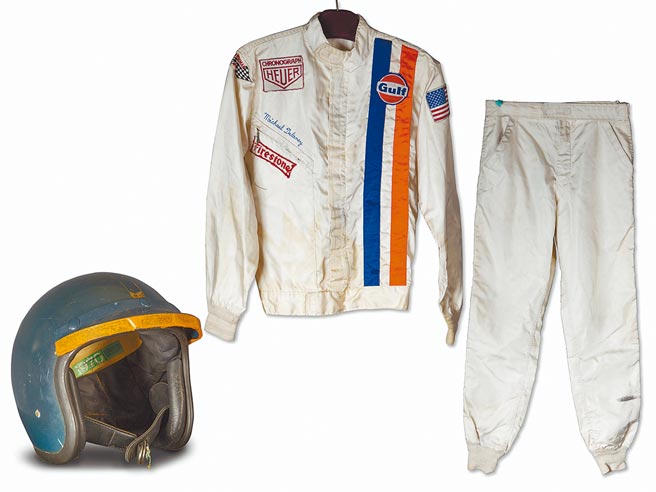 铁汉史提夫麦昆《Le Mans》的赛车服与安全帽，在苏富比拍出高价。（美联社）
