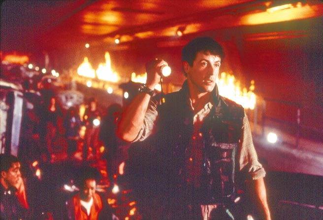 席维斯史特龙在电影《十万火急》（Daylight）中佩戴的沛纳海Luminor腕表，以近630万元落槌。（环球影业、PANERAI提供）