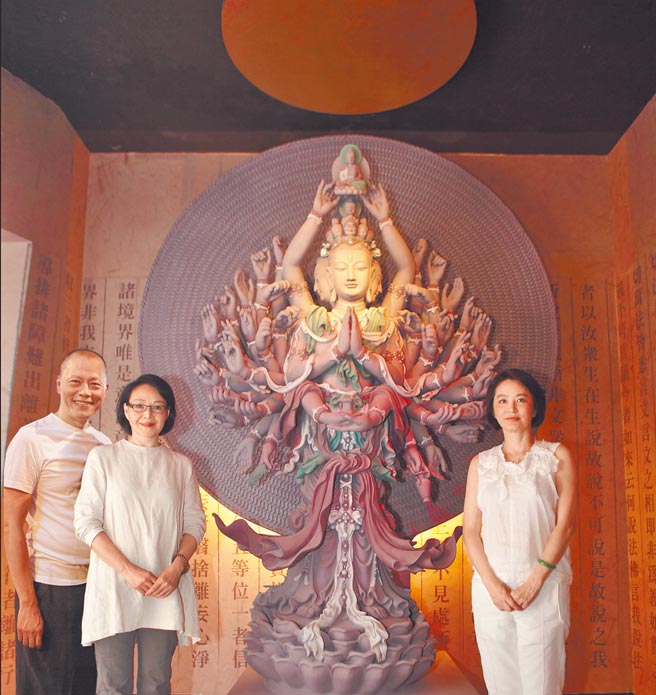 张毅（左起）、杨惠姗、林青霞2010年在上海琉璃工房博物馆合影。（林青霞提供）