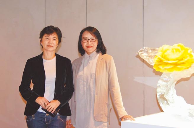 2013年张毅、杨惠姗在香港举办展览，林青霞（左）与杨惠姗合影。（林青霞提供）