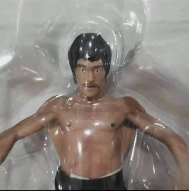 岂料一开箱后，发现做工极差，李小龙一秒变成吴耀汉，笑翻网友。(图／爆废公社公开版)