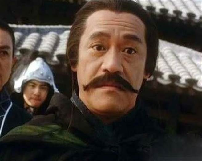 饰演《倚天屠龙记之魔教教主》中青翼蝠王的吴耀汉。(图／搜狐)