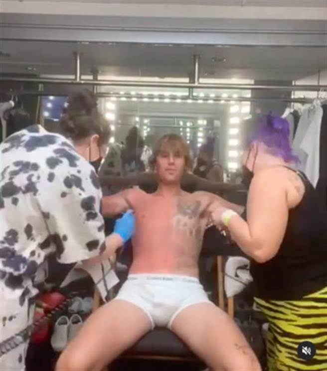 小贾斯汀为了MV遮刺青，还只穿一条内裤就上阵。(图/ 摘自IG)