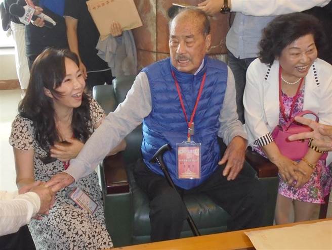 韩国瑜岳父李日贵（中）1日病逝。图为李佳芬（左）和父亲李日贵2019年2月15日参加云林县议会新春议员回娘家联谊活动，和老同事閒话家常。（图／资料照片，许素惠摄）