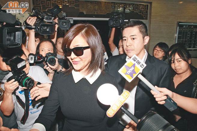 关之琳当年在父亲告别式上，忍痛微笑面对媒体包围。(取自东网)