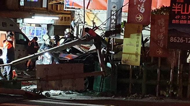 轎車直衝北投檳榔攤 撞斷電桿直插入民宅水泥牆。（照片/取自《台北之北投幫》社團）