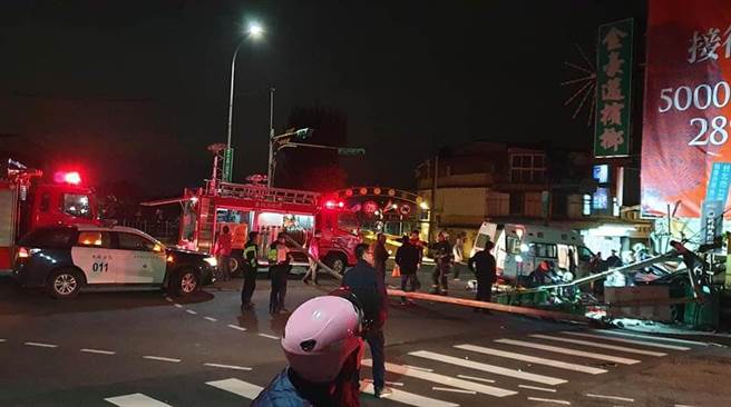 轎車直衝北投檳榔攤 撞斷電桿直插入民宅水泥牆。（照片/取自《台北之北投幫》社團）