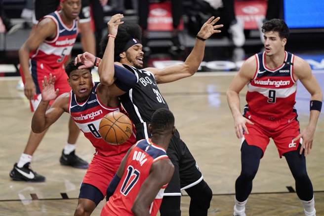 篮网替补中锋贾瑞特艾伦(黑衣者)身陷敌阵，他开季表现优异而被认为是理想的先发人选。（美联社资料照）