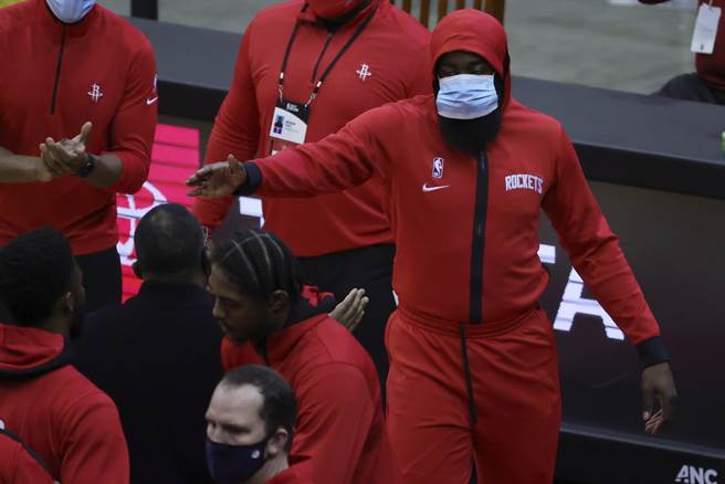 火箭后卫哈登把自己包成这样，根本看不出来这是他。(美联社)