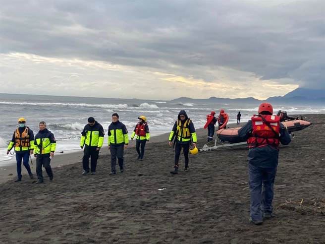 宜兰五结夜捕鳗苗一人遭浪卷走，海空进行搜索。(海巡署提供)