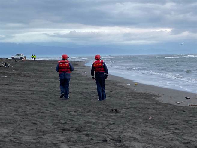 宜兰五结夜捕鳗苗一人遭浪卷一，海空进行搜索。(海巡署提供)