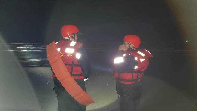 宜兰五结夜捕鳗苗一人遭浪卷走，海空进行搜索。(海巡署提供)