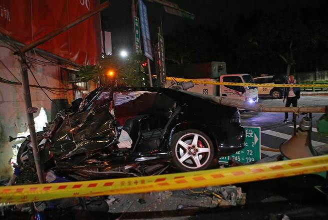 轎車直衝北投檳榔攤，撞斷電桿直插入民宅水泥牆。(趙雙傑攝)