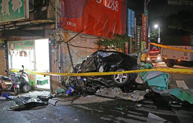 轎車直衝北投檳榔攤，撞斷電桿直插入民宅水泥牆。(趙雙傑攝)