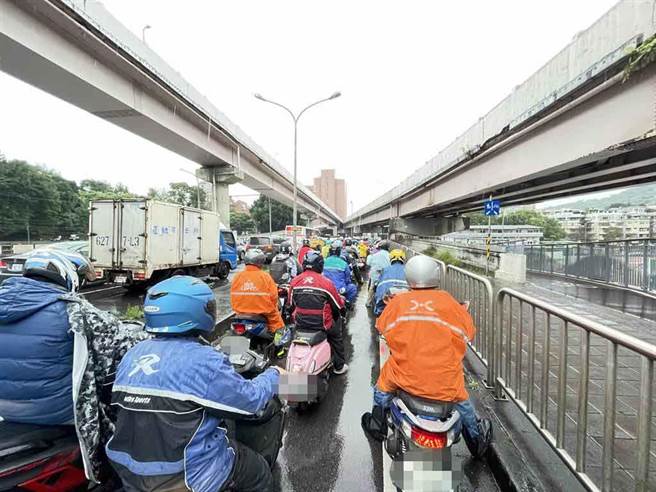 北市机车无照驾驶取缔件数逾4万6257件，竟有四成吊销仍继续骑。（吴康玮摄）
