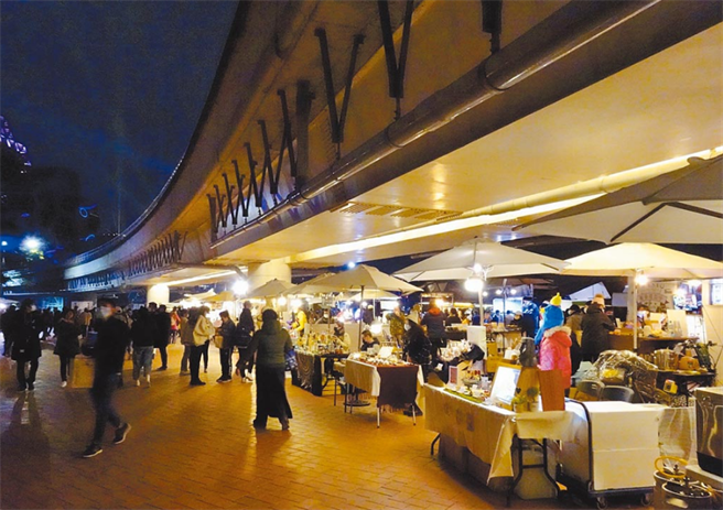 一名网友表示，自己摆摊卖吃的，月入9万有比上班强吗？引起网友讨论。（摆摊示意图 资料照/林宏聪摄）