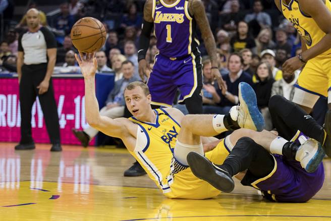 勇士官方宣布史邁拉基奇將因進行右膝半月板修復手術缺席數周。(美聯社)