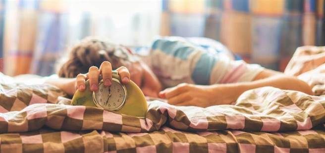 肾上腺长期过劳，也是导致赖床的重要因素。（示意图／shutterstock）