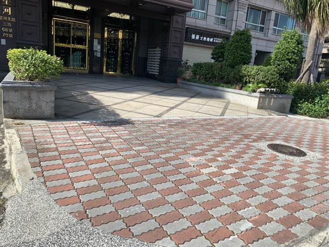 双方相约在三重区环河北路三段一处社区大楼前谈判。（翻摄画面／李俊淇新北传真）