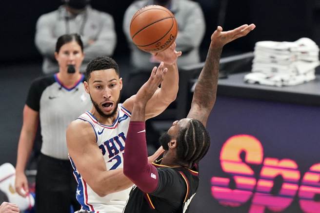 七六人后卫班西蒙斯3日拿下本季首次大三元。(美联社)