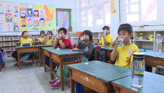 苗栗縣後龍鎮2019年9月起推免費牛奶，造福全鎮國小、幼兒園學童，去年獲風力發電回饋金，決定2021年提高乳品配送次數，學童1周可免費喝3次鮮奶。（本報資料照片）