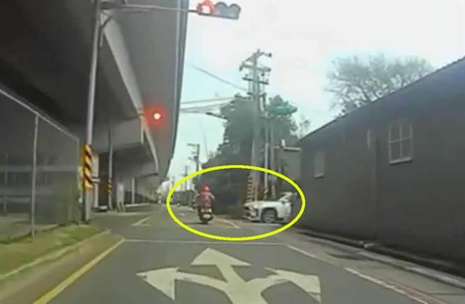 桃园一名60岁女骑士闯红灯遭撞，画面相当惊悚。不过眾多网友看完车祸影片，却直呼「驾驶真衰」！（截自脸书社团《爆料公社》）