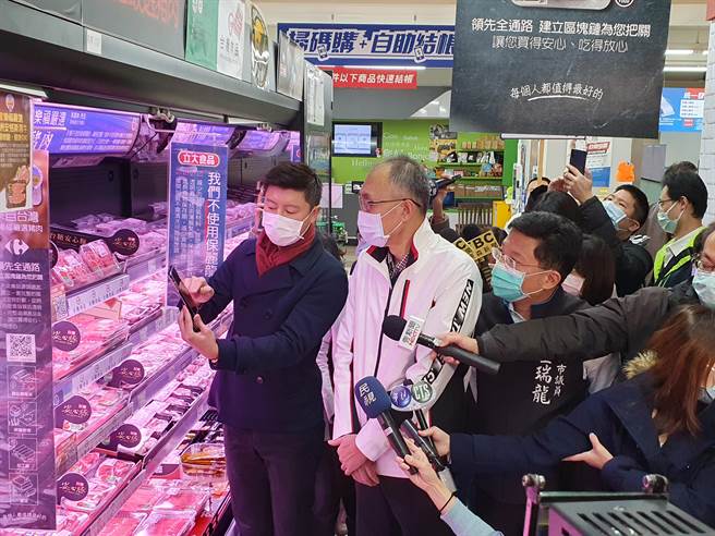新北市副市长谢政达今（3日）前往中和家乐福视察卖场猪肉品产地标示及供货销售情形。（叶书宏摄）