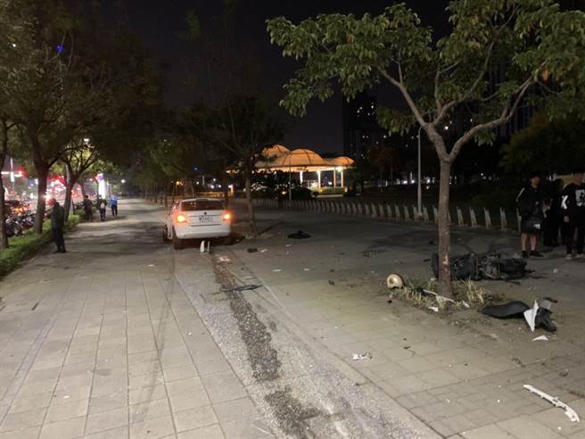 高雄市鼓山区博爱二路、至圣路口2日深夜11时56分发生1起严重车祸，1辆白色轿车擦撞后，衝上路边人行道。（翻摄画面／洪浩轩高雄传真）