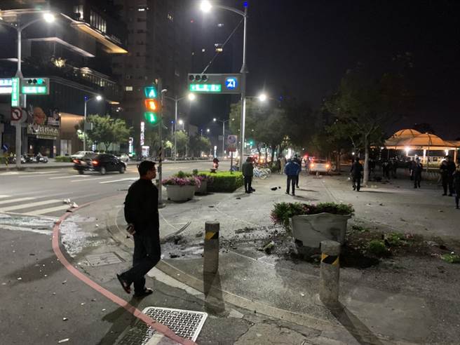 陈男驾驶的白色轿车擦撞后，直衝人行道，除了波及正在人行道上聊天的2位机车骑士，连一旁的水泥大型盆栽、机车都被撞飞。（翻摄画面／洪浩轩高雄传真）