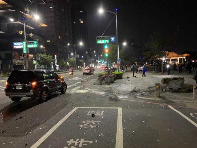 陈男驾驶的白色轿车擦撞后，直衝人行道，除了波及正在人行道上聊天的2位机车骑士，连一旁的水泥大型盆栽、机车都被撞飞。（翻摄画面／洪浩轩高雄传真）