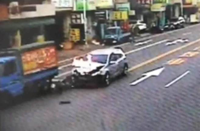 台中上午發生一起轎車撞貨車炸成火球的驚悚車禍。（截自影片/民眾提供）
