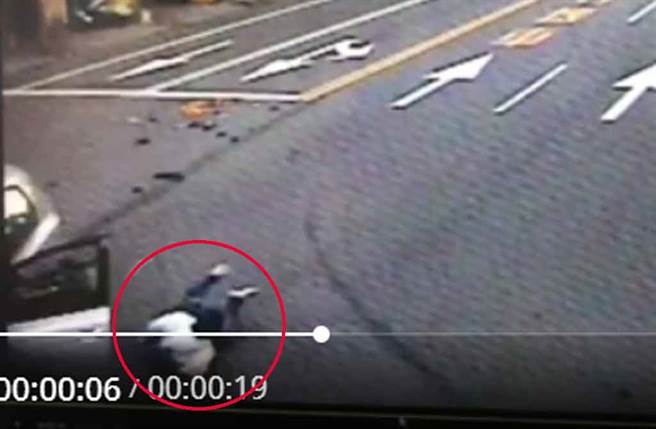 轎車追撞貨車後起火，轎車駕駛自行開車門逃生，在地上翻滾。（截自影片/民眾提供）